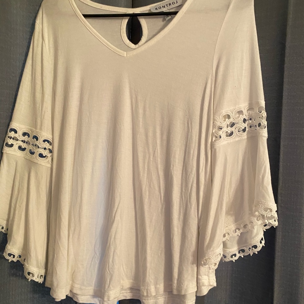 ⚠️SOLD Flowy white top 🤍
